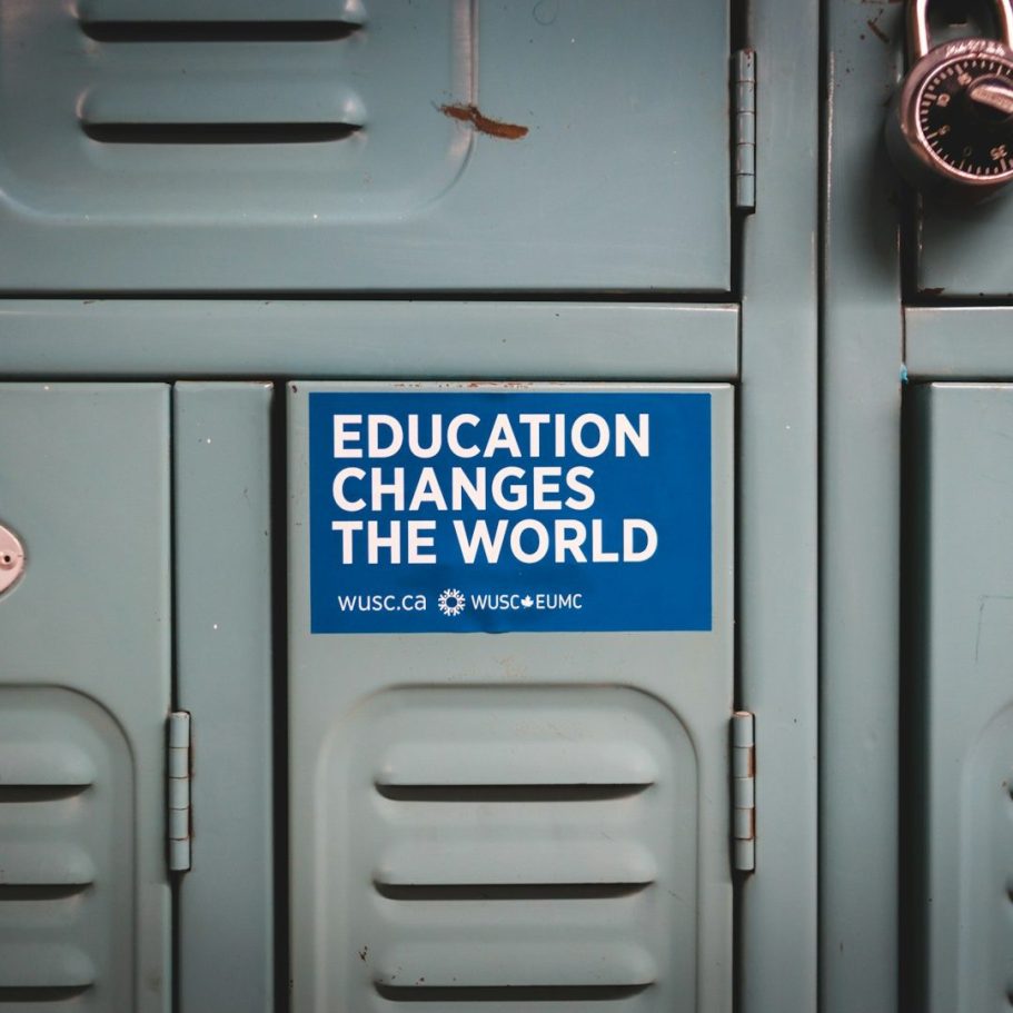 Bild mit einem Sticker: Education changes the world