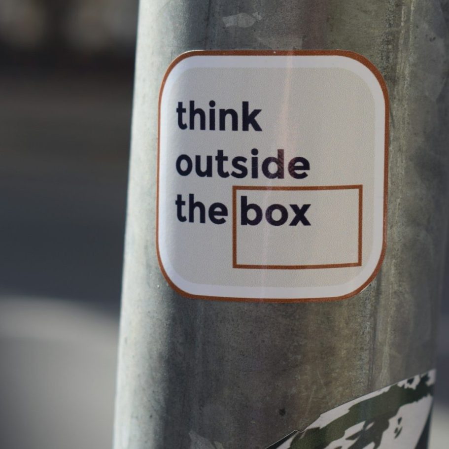Bild mit Aufkleber: Think outside the box