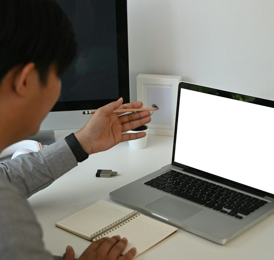 Mann arbeitet asynchron an einem Laptop