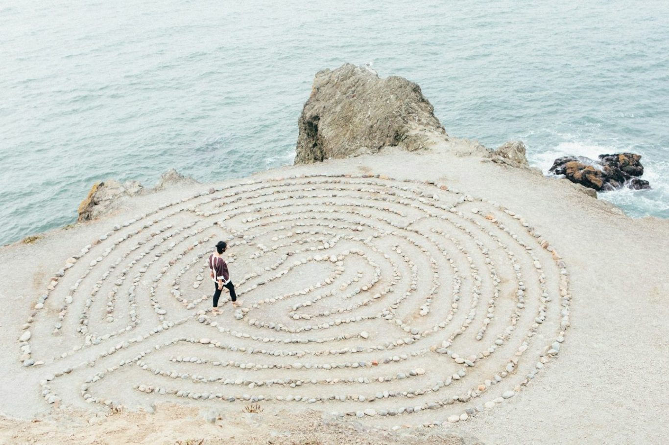 Symbolisches Bild für: Der Kurs ist nichts für dich. Ein Mädchen zeigt mit Daumen nach unten.