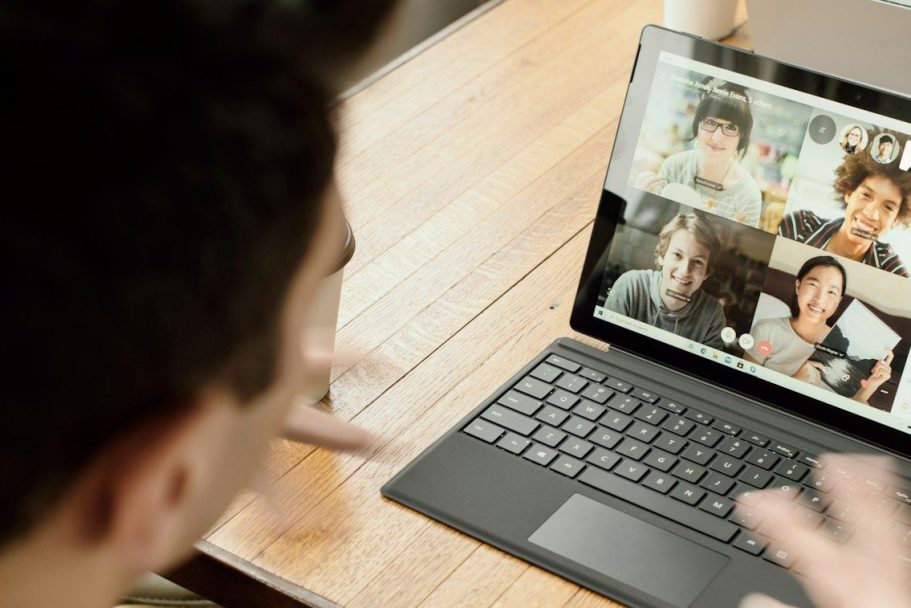 Frau arbeitet entspannt mit Kaffee in der Hand ansynchrone am Laptop