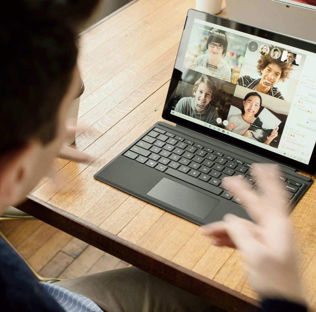 Drei Personen arbeiten kooperativ zusammen an Laptops. Community-Learning