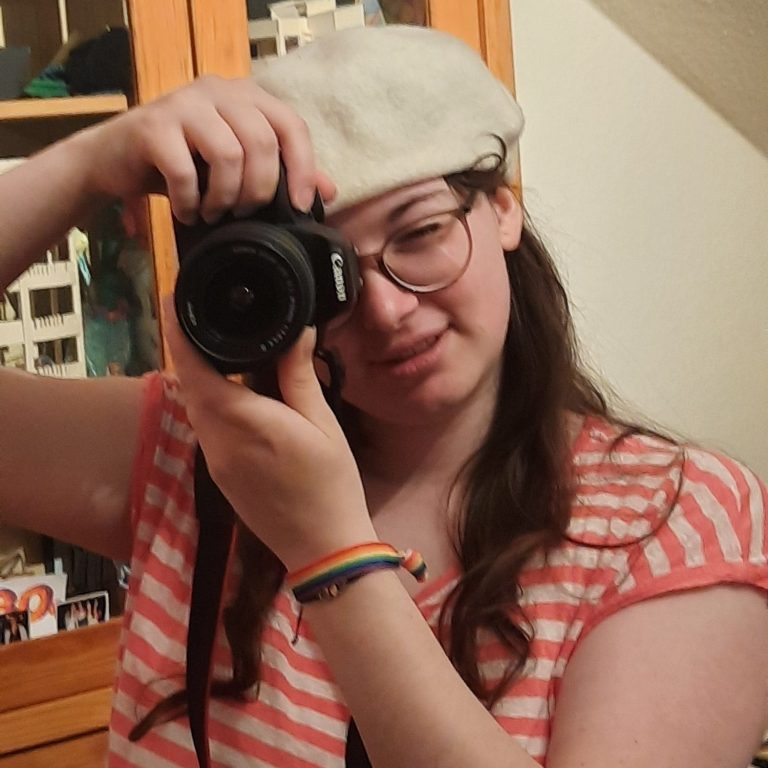 Profilbild von Videokünstlerin Kayla Bartlett