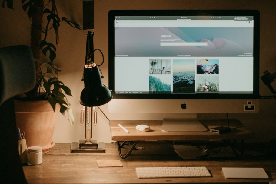 Mehrere Personen arbeiten stresssfrei zusammen und können sich die Arbeit aufteilen