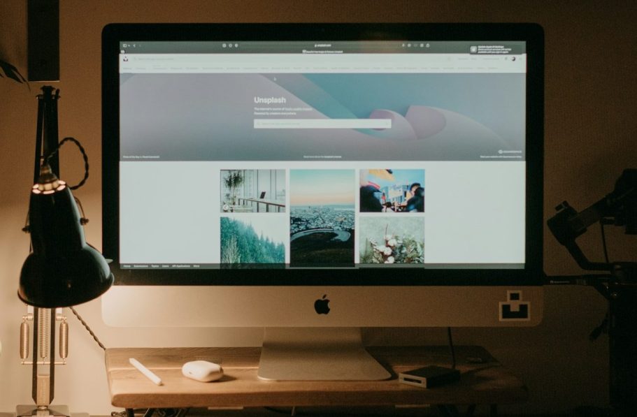 Schreibtisch mit Computer symbolisiert Digitalisierung