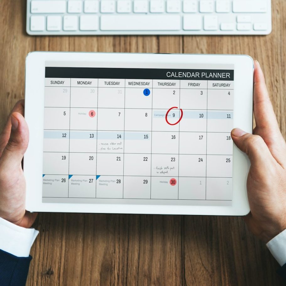 Remotes arbeiten mit anderen Leuten online in einem Meeting am Laptop