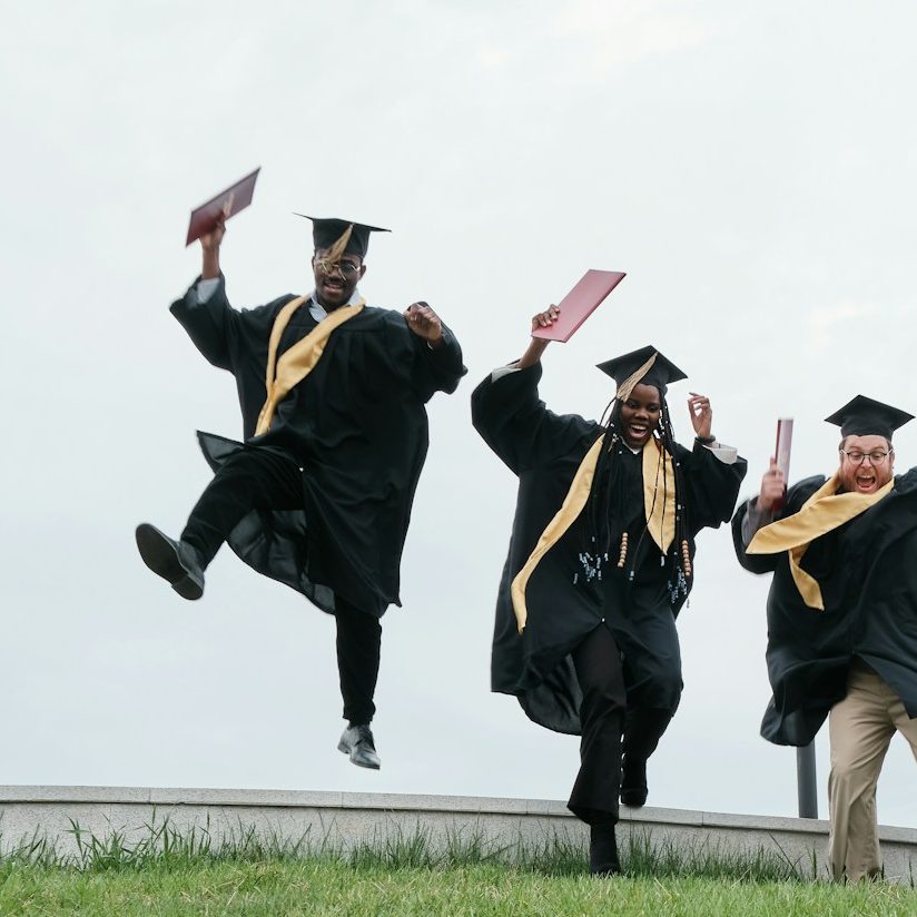Mann arbeitet asynchron an einem Laptop
