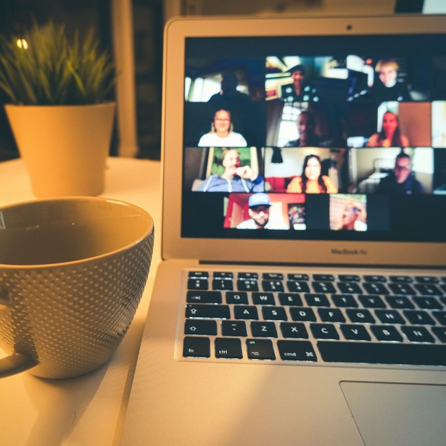 Mann arbeitet asynchron an einem Laptop