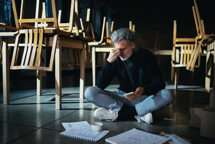 Mehrere Personen arbeiten stresssfrei zusammen und können sich die Arbeit aufteilen