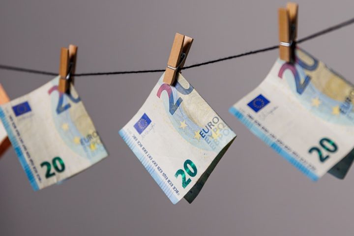 Symbolisches Bild für: Der Kurs ist nichts für dich. Ein Mädchen zeigt mit Daumen nach unten.