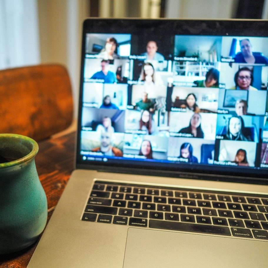 Remotes arbeiten mit anderen Leuten online in einem Meeting am Laptop
