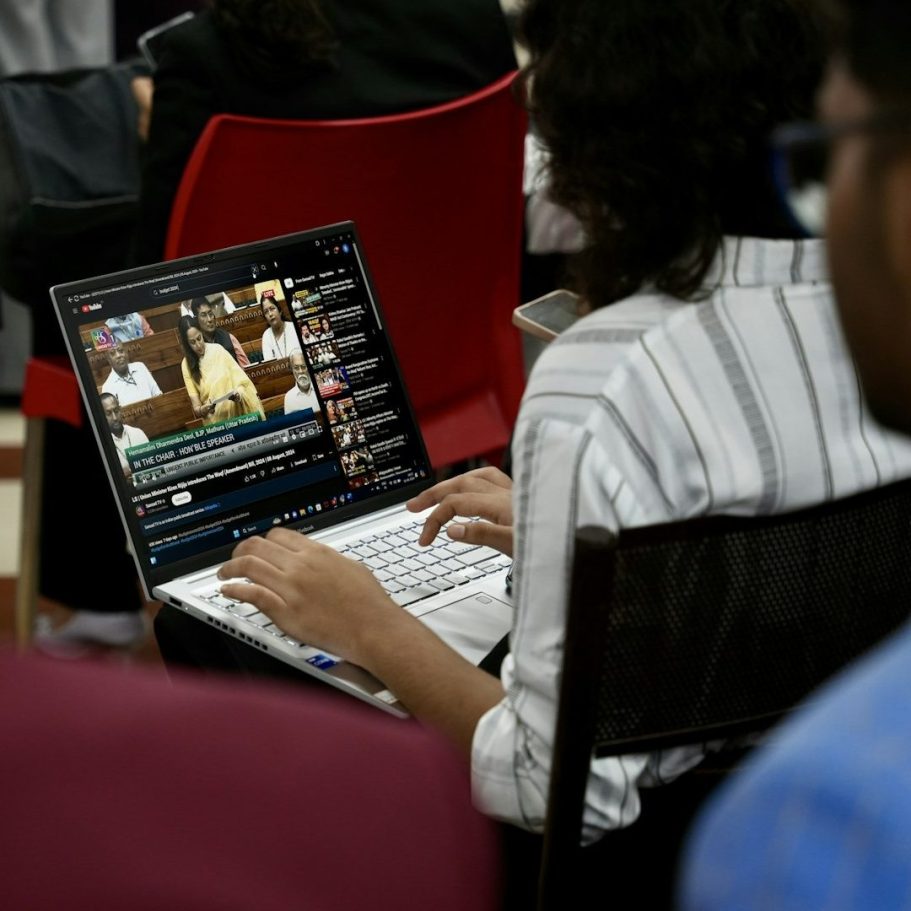 Person hat die Möglichkeit asynchron an einem Laptop zu arbeiten und ihre Digitalkompetenz zu verbessern
